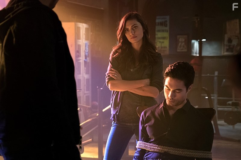 David E. Collier and Phoebe Tonkin in Древние (2013)