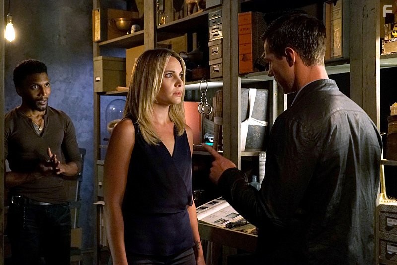 Jason Dohring, Yusuf Gatewood, and Leah Pipes in Древние (2013)