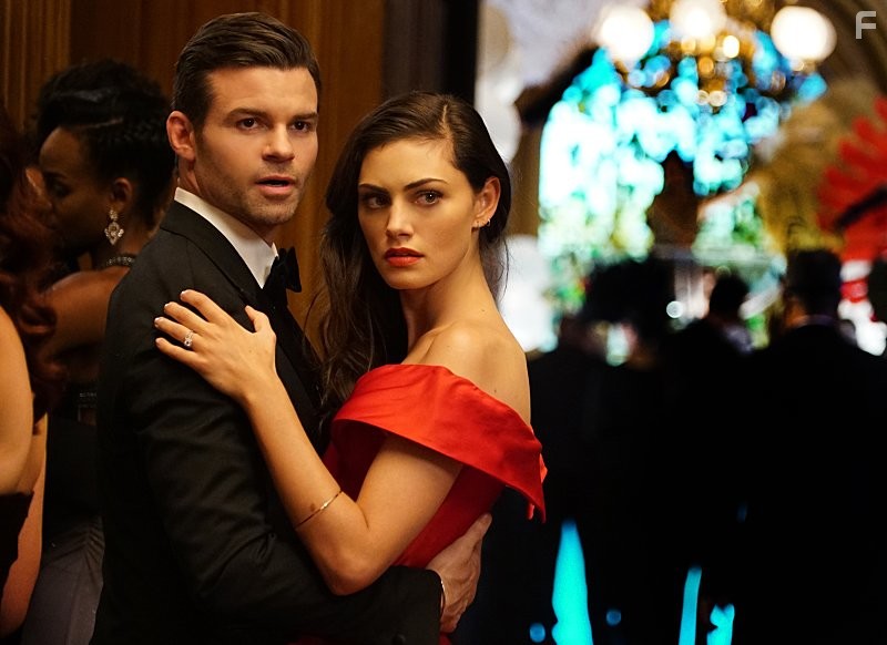 Daniel Gillies and Phoebe Tonkin in Древние (2013)