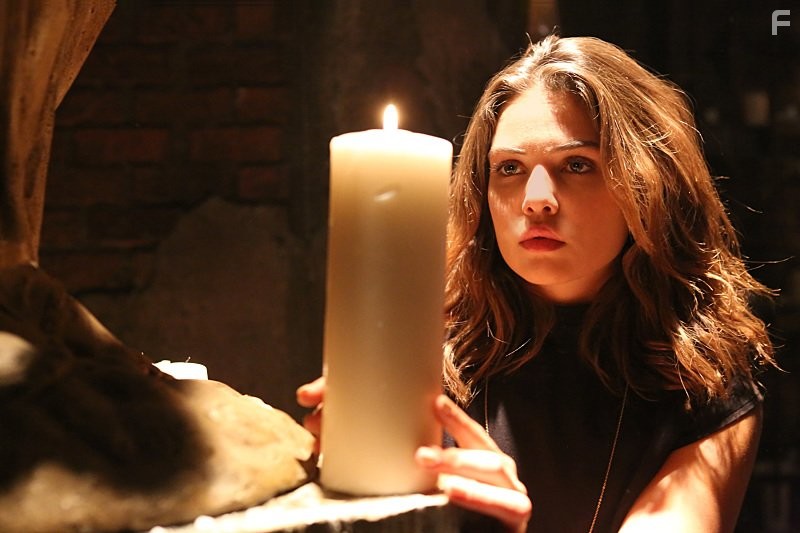 Danielle Campbell in Древние (2013)
