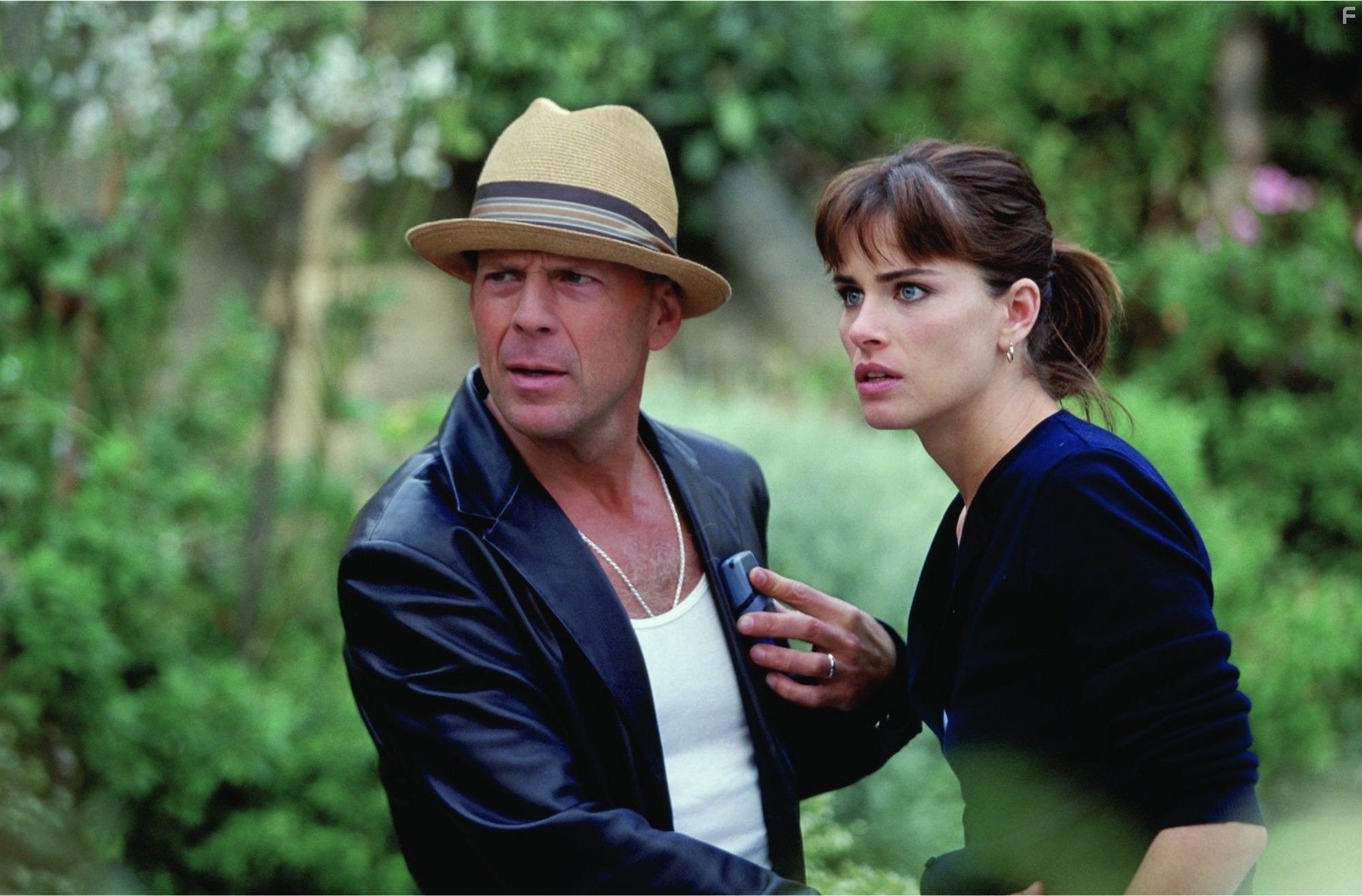 Bruce Willis and Amanda Peet in Девять ярдов 2 (2004)