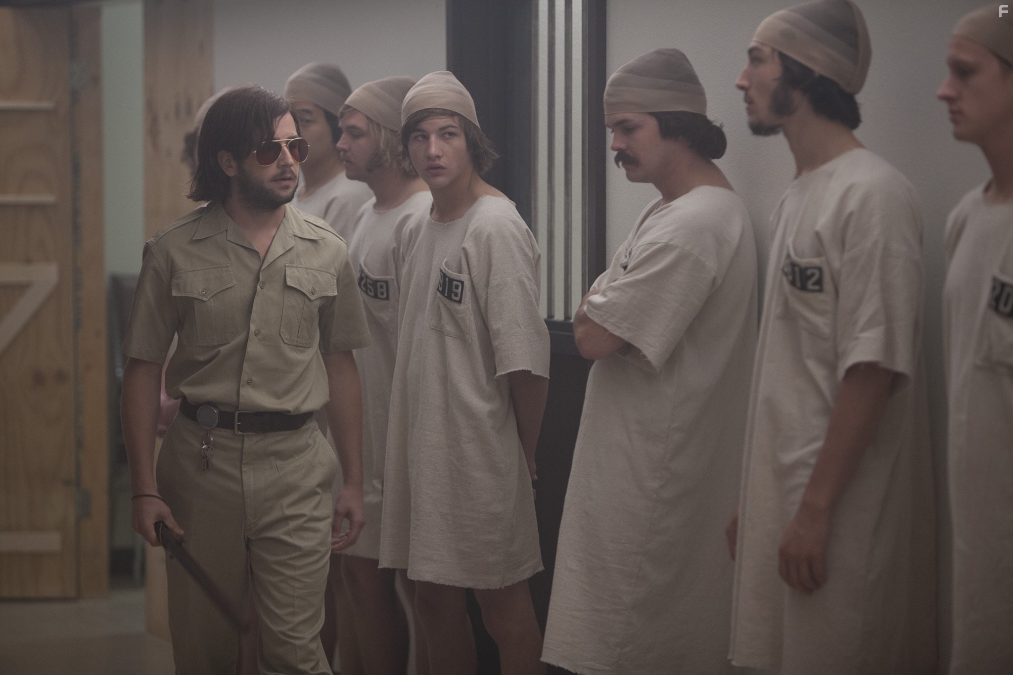 Michael Angarano, Chris Sheffield, Brett Davern, Johnny Simmons, Ezra Miller, Ki Hong Lee, and Tye Sheridan in Тюремный эксперимент в Стэнфорде (2015)