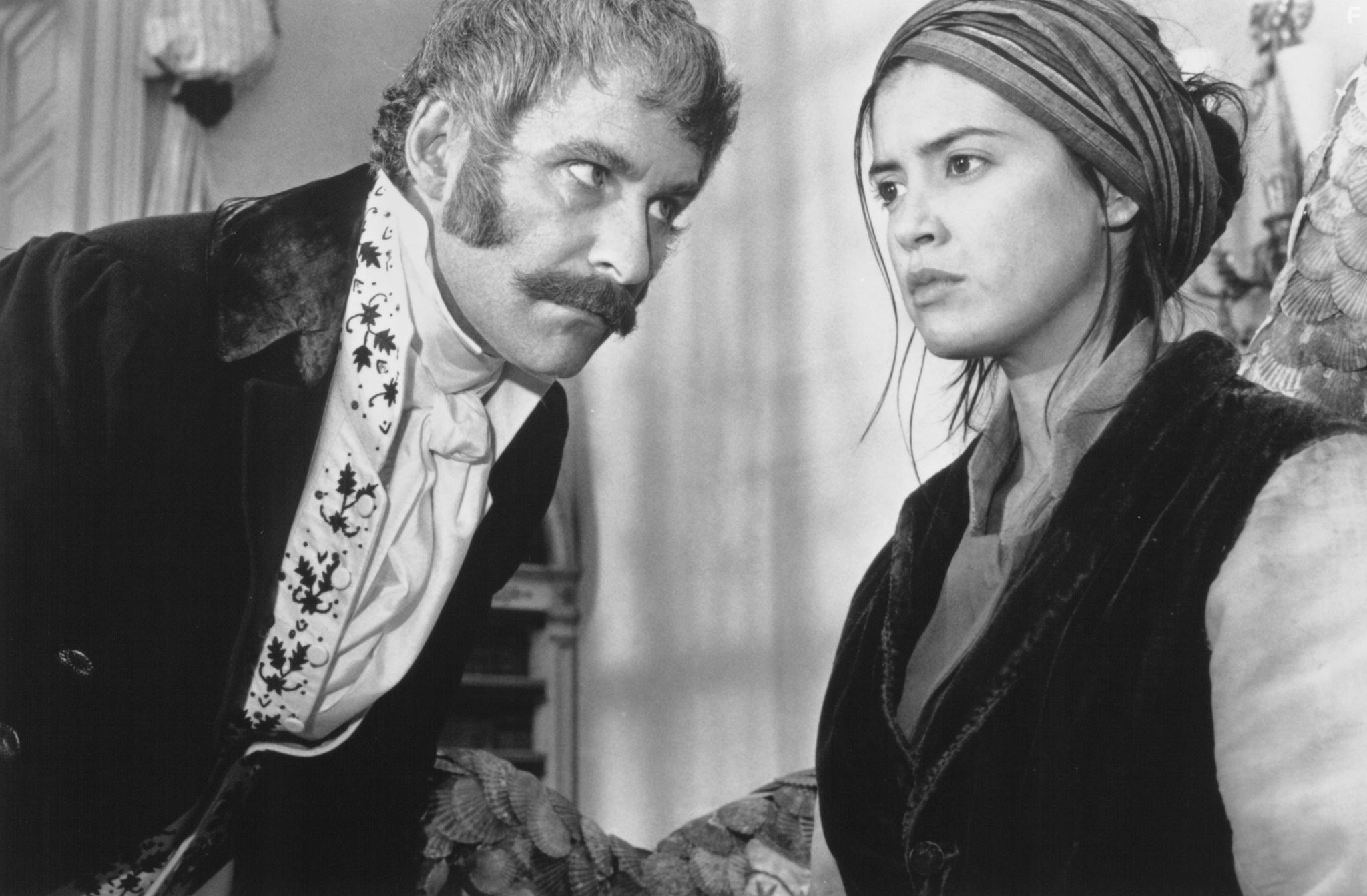 Phoebe Cates and Kevin Kline in Принцесса Карабу (1994)
