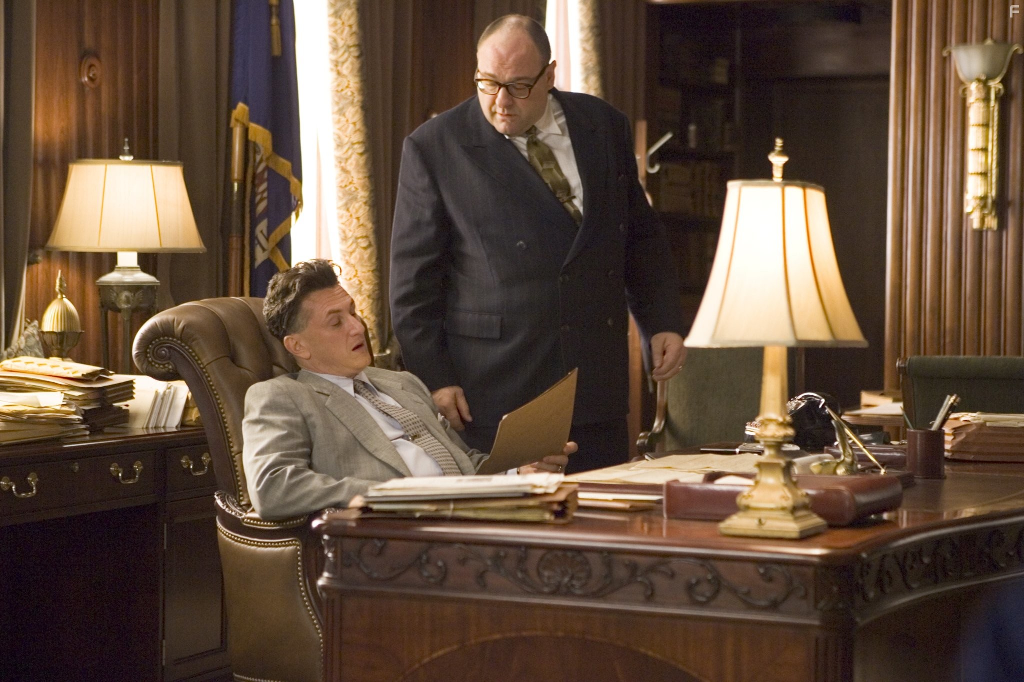 Sean Penn and James Gandolfini in Вся королевская рать (2006)