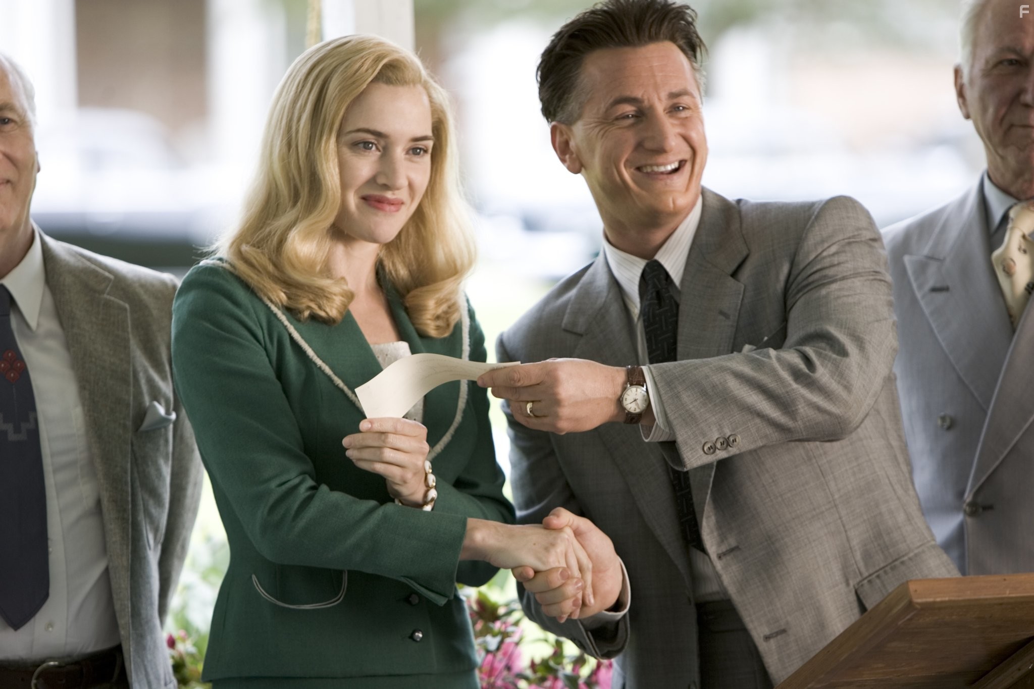 Sean Penn and Kate Winslet in Вся королевская рать (2006)