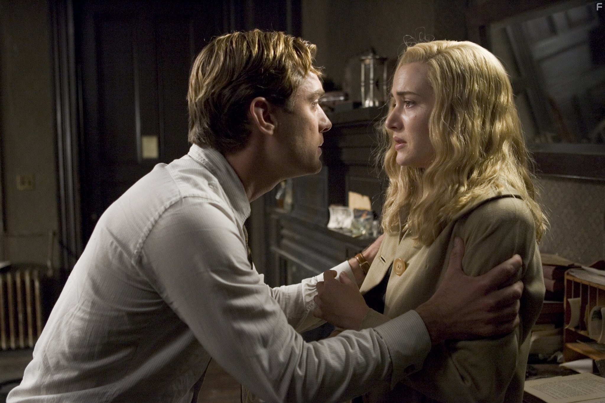 Jude Law and Kate Winslet in Вся королевская рать (2006)
