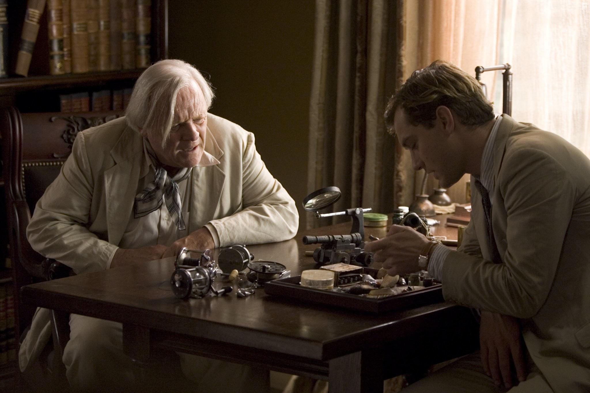 Anthony Hopkins and Jude Law in Вся королевская рать (2006)