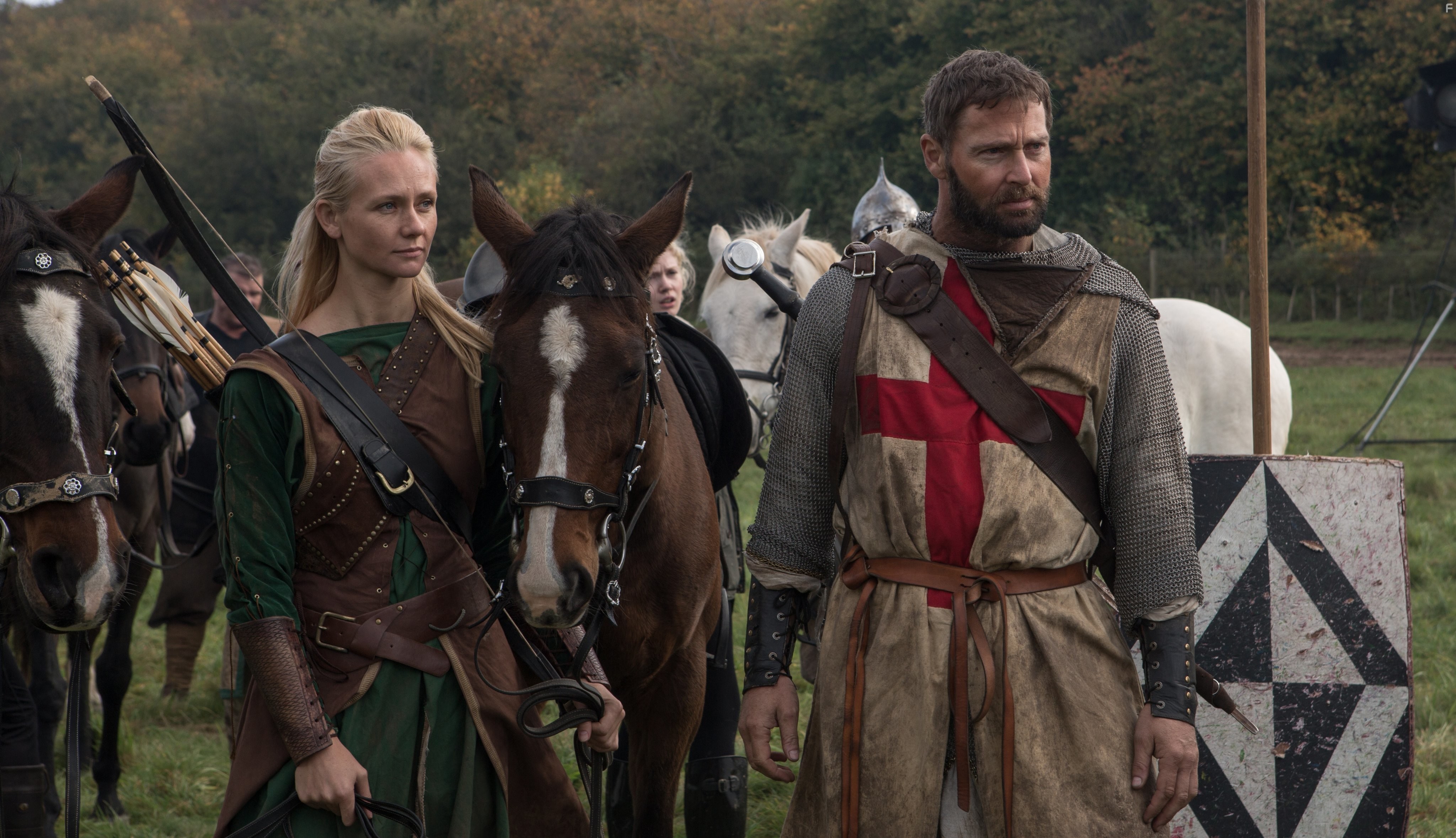 Adrian Bouchet and Sabine Crossen in Хищник: Тёмные века (2015)