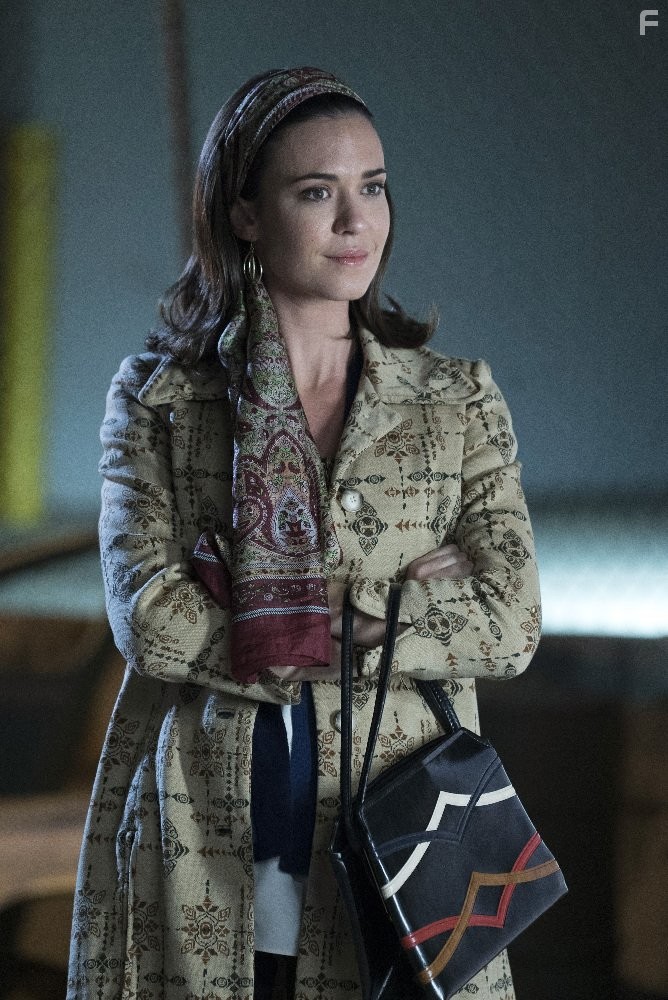 Odette Annable in Клуб жен астронавтов (2015)