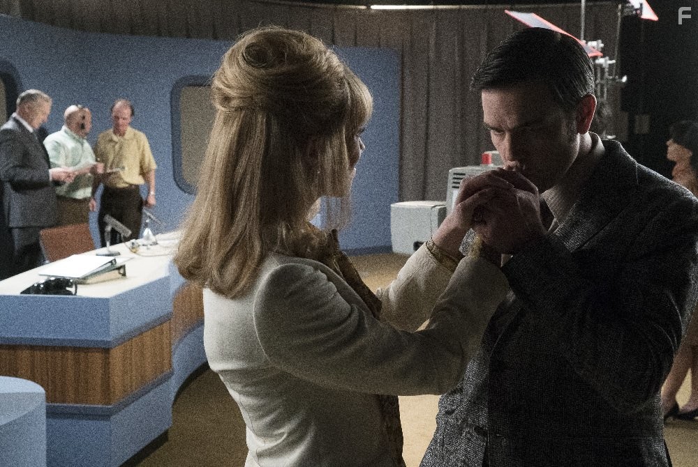 Aaron McCusker and Zoe Boyle in Клуб жен астронавтов (2015)