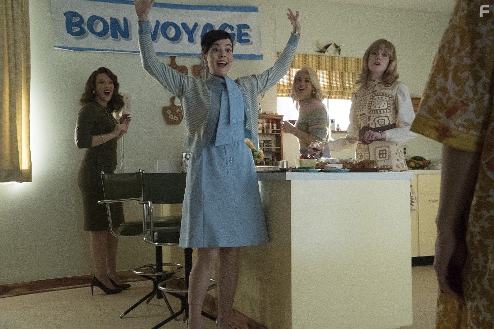 Erin Cummings, Azure Parsons, Yvonne Strahovski, and Zoe Boyle in Клуб жен астронавтов (2015)