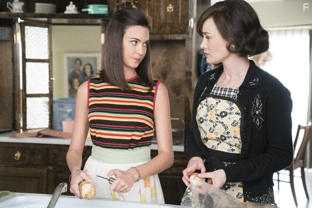 Odette Annable and Dominique McElligott in Клуб жен астронавтов (2015)