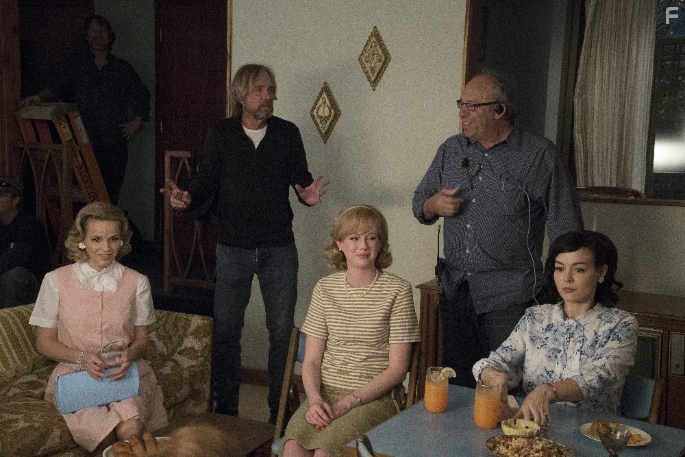 Alexa Havins and Azure Parsons in Клуб жен астронавтов (2015)