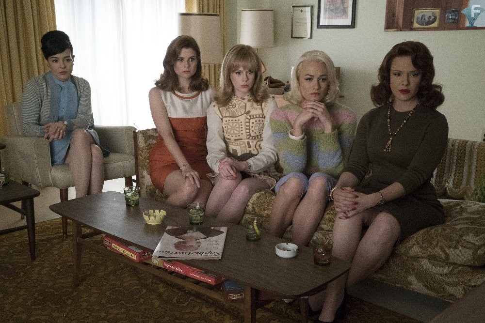 JoAnna Garcia Swisher, Erin Cummings, Azure Parsons, Yvonne Strahovski, and Zoe Boyle in Клуб жен астронавтов (2015)