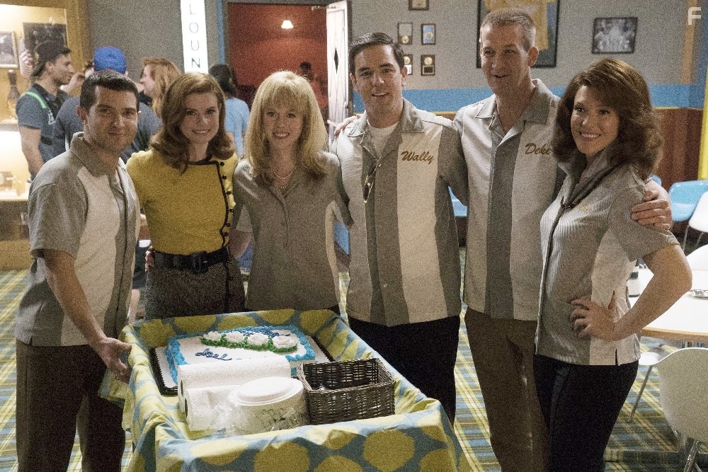 JoAnna Garcia Swisher, Kenneth Mitchell, Joel Johnstone, Erin Cummings, Aaron McCusker, and Zoe Boyle in Клуб жен астронавтов (2015)