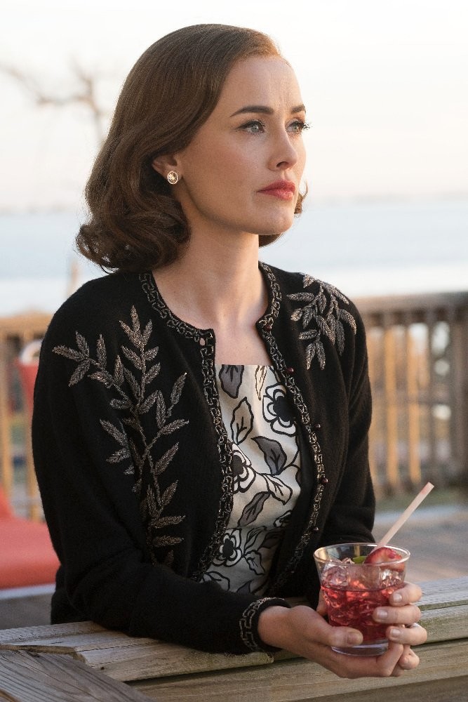 Dominique McElligott in Клуб жен астронавтов (2015)
