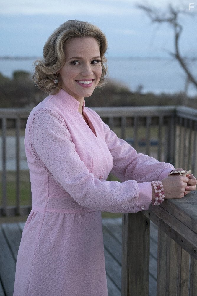 Alexa Havins in Клуб жен астронавтов (2015)