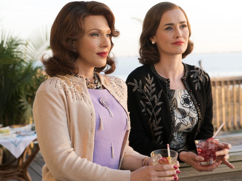Dominique McElligott and Erin Cummings in Клуб жен астронавтов (2015)