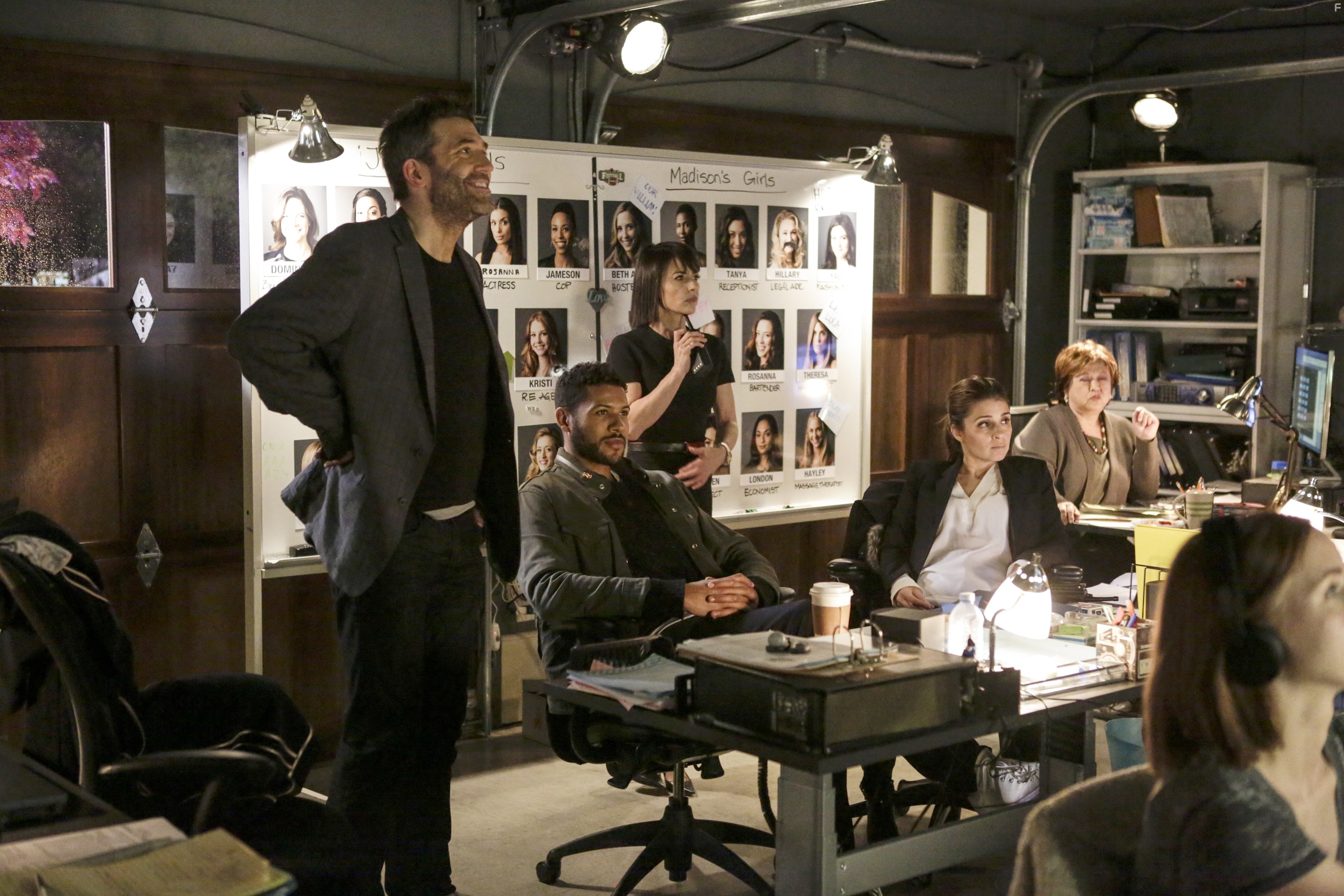 Shiri Appleby, Craig Bierko, Amy Hill, Constance Zimmer, and Jeffrey Bowyer-Chapman in Нереально (2015)