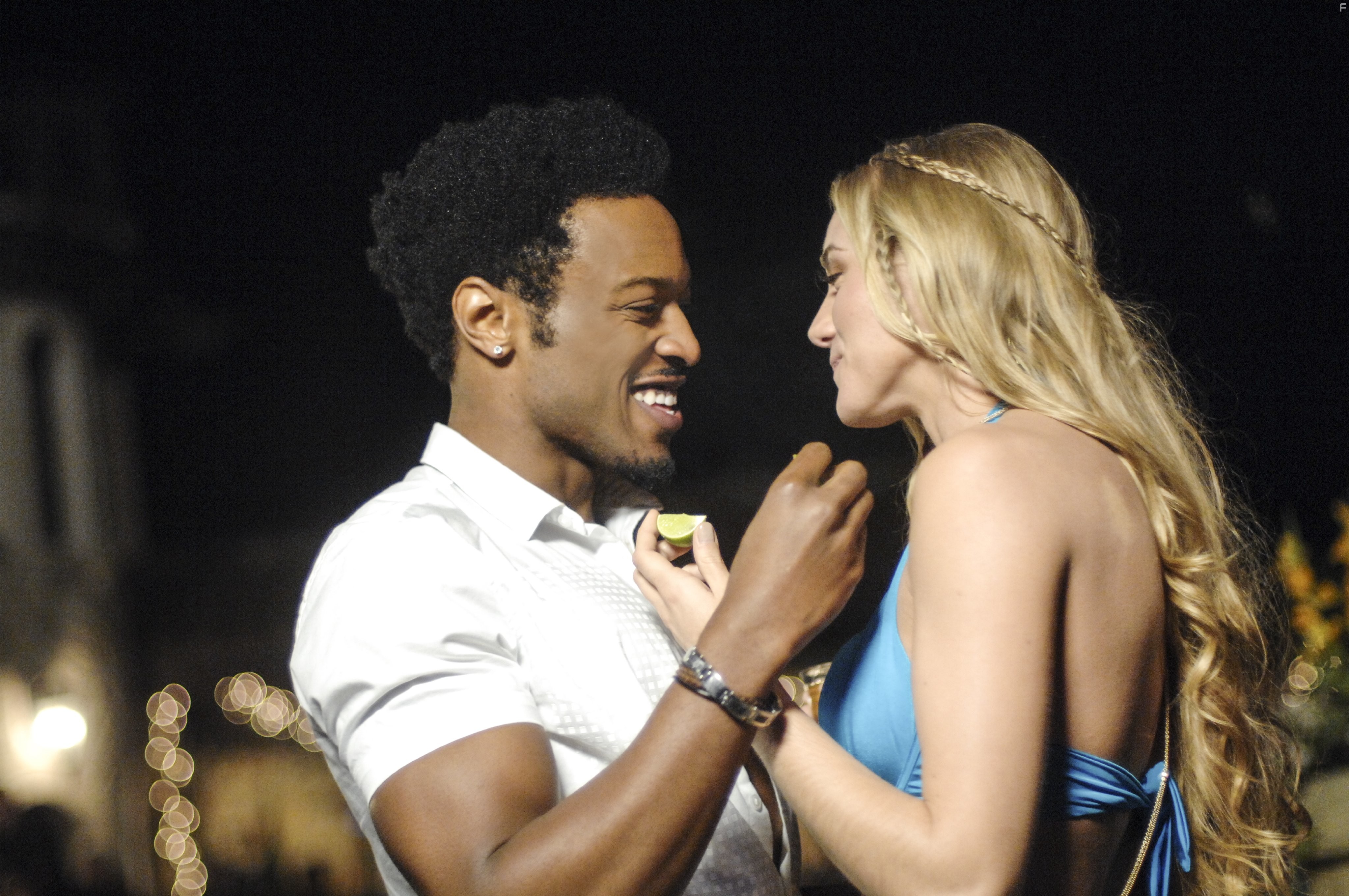 Gentry White and Jessica Sipos in Нереально (2015)