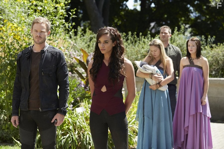 Aaron Ashmore and Hannah John-Kamen in Киллджойс (2015)