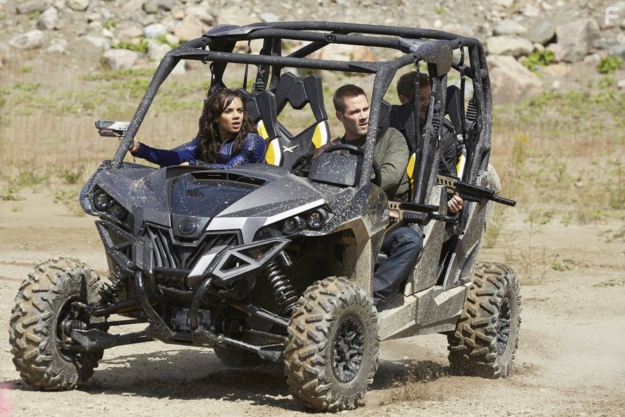 Aaron Ashmore, Luke Macfarlane, and Hannah John-Kamen in Киллджойс (2015)