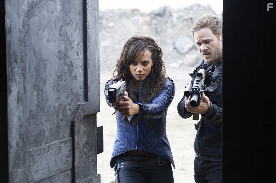 Aaron Ashmore and Hannah John-Kamen in Киллджойс (2015)