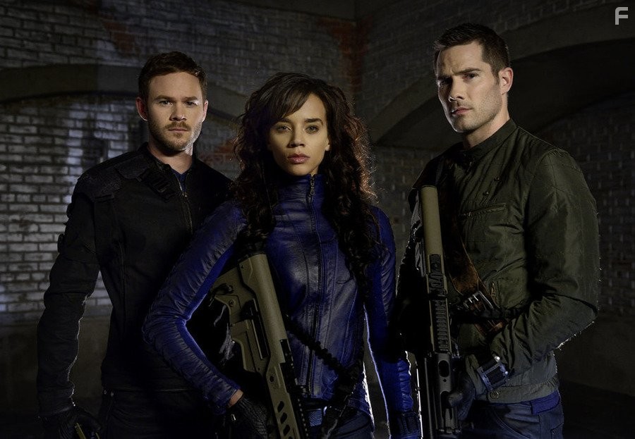 Aaron Ashmore, Luke Macfarlane, and Hannah John-Kamen in Киллджойс (2015)
