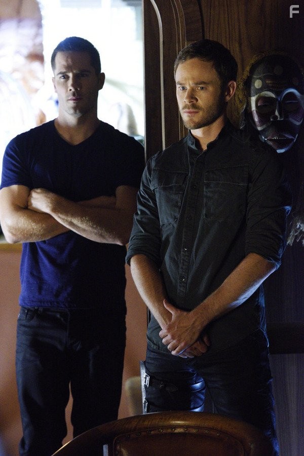 Aaron Ashmore and Luke Macfarlane in Киллджойс (2015)