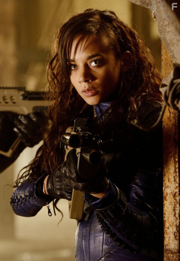 Hannah John-Kamen in Киллджойс (2015)