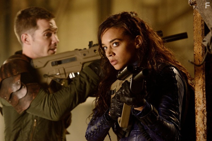 Luke Macfarlane and Hannah John-Kamen in Киллджойс (2015)