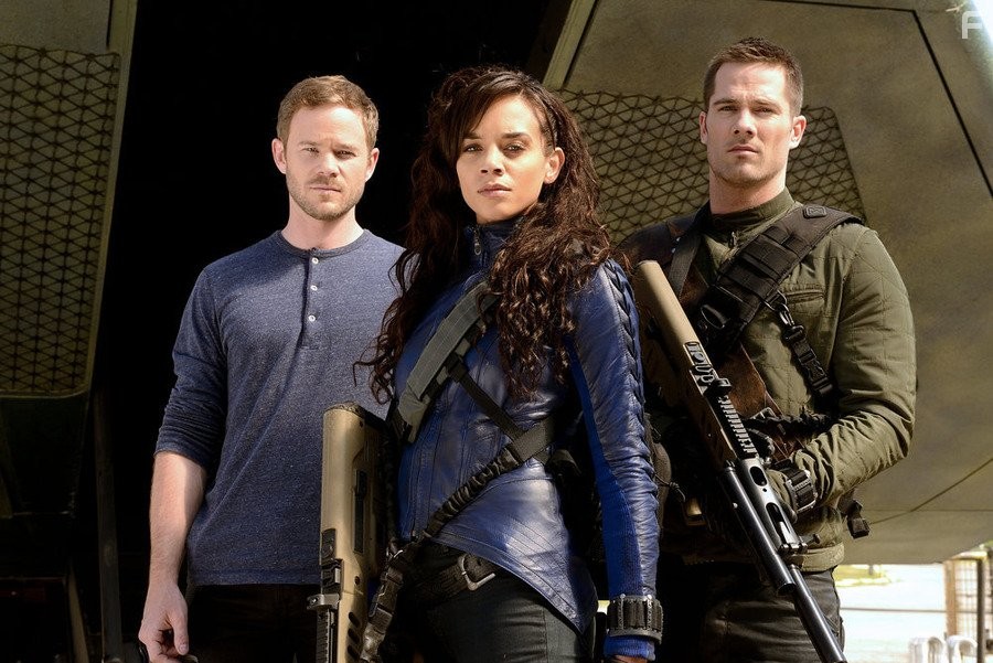 Aaron Ashmore, Luke Macfarlane, and Hannah John-Kamen in Киллджойс (2015)