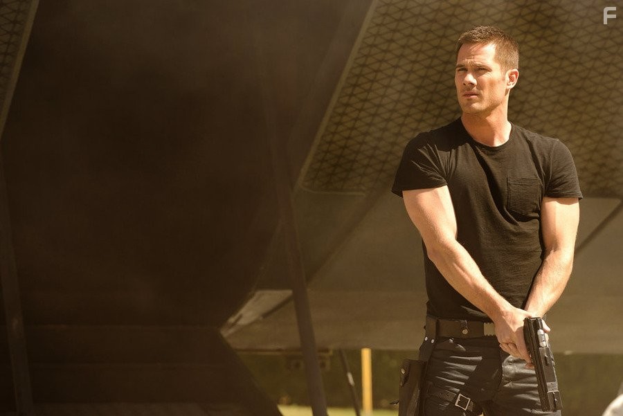 Luke Macfarlane in Киллджойс (2015)