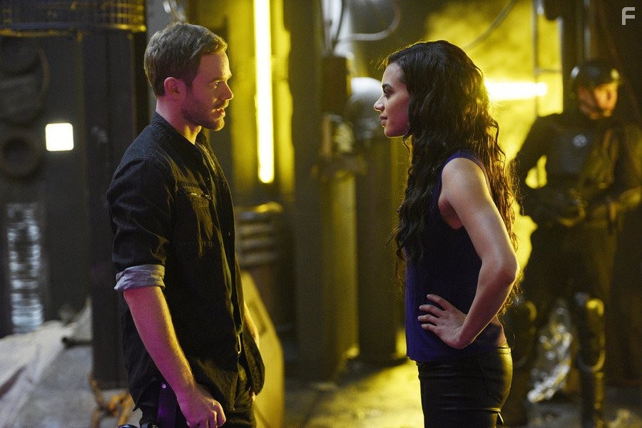 Aaron Ashmore and Hannah John-Kamen in Киллджойс (2015)