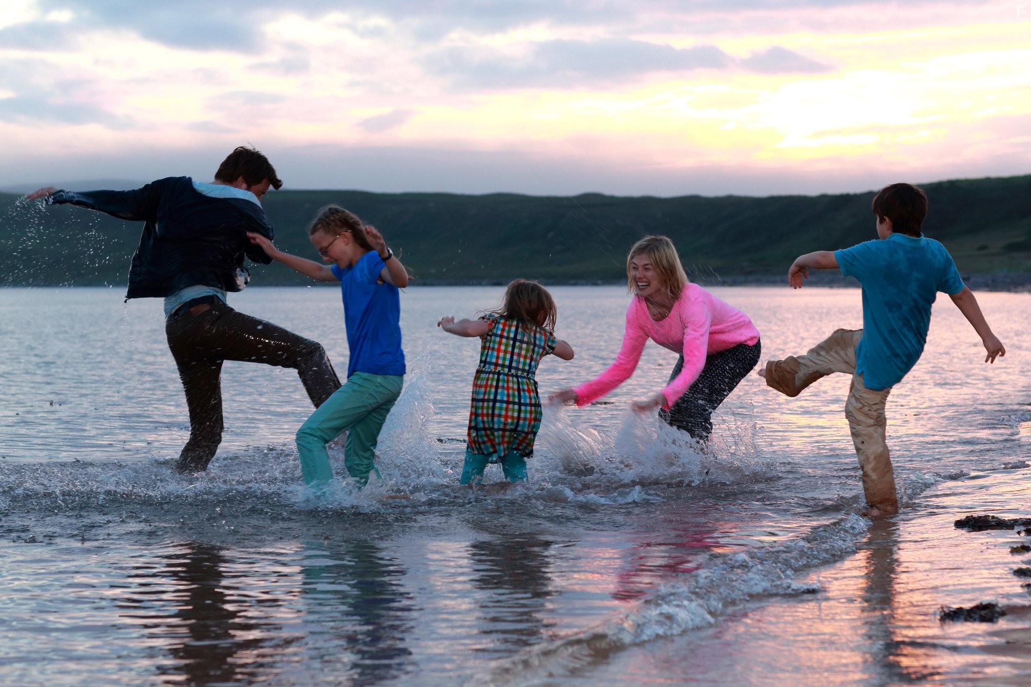 Rosamund Pike, David Tennant, Bobby Smalldridge, Emilia Jones, and Harriet Turnbull in Каникулы мечты (2014)