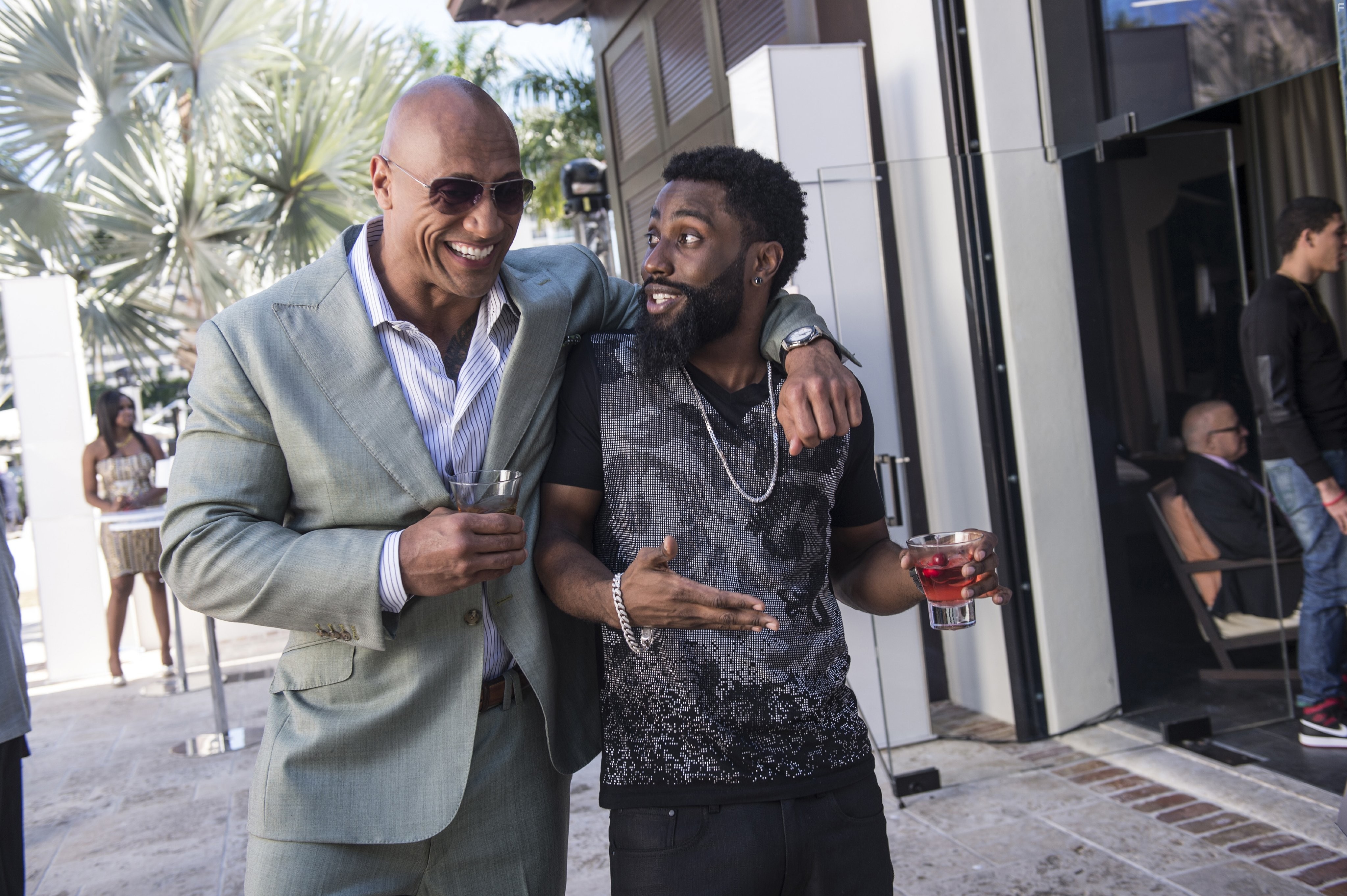Dwayne Johnson and John David Washington in Футболисты (2015)