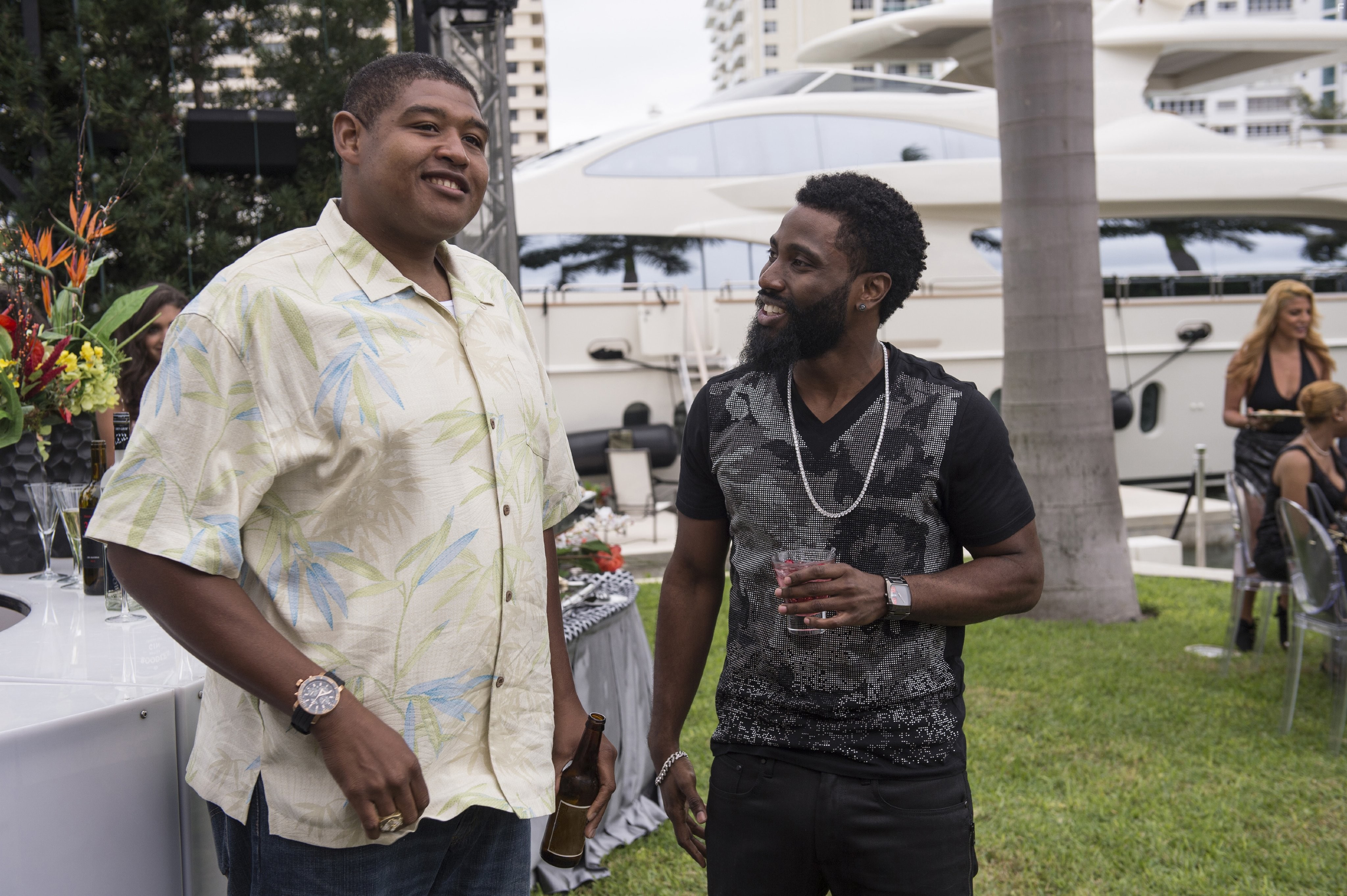 Omar Benson Miller and John David Washington in Футболисты (2015)