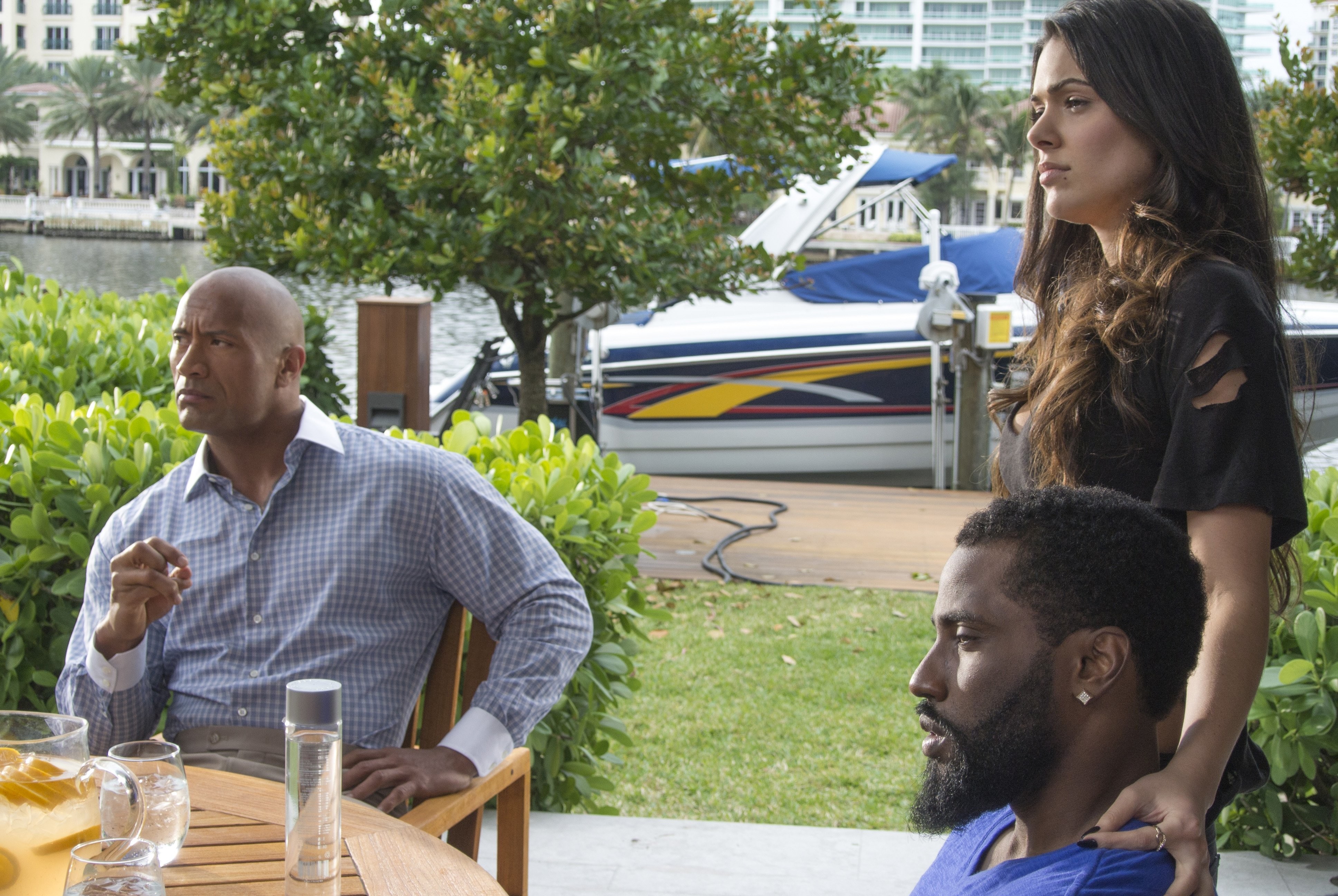Dwayne Johnson, John David Washington, and Anabelle Acosta in Футболисты (2015)