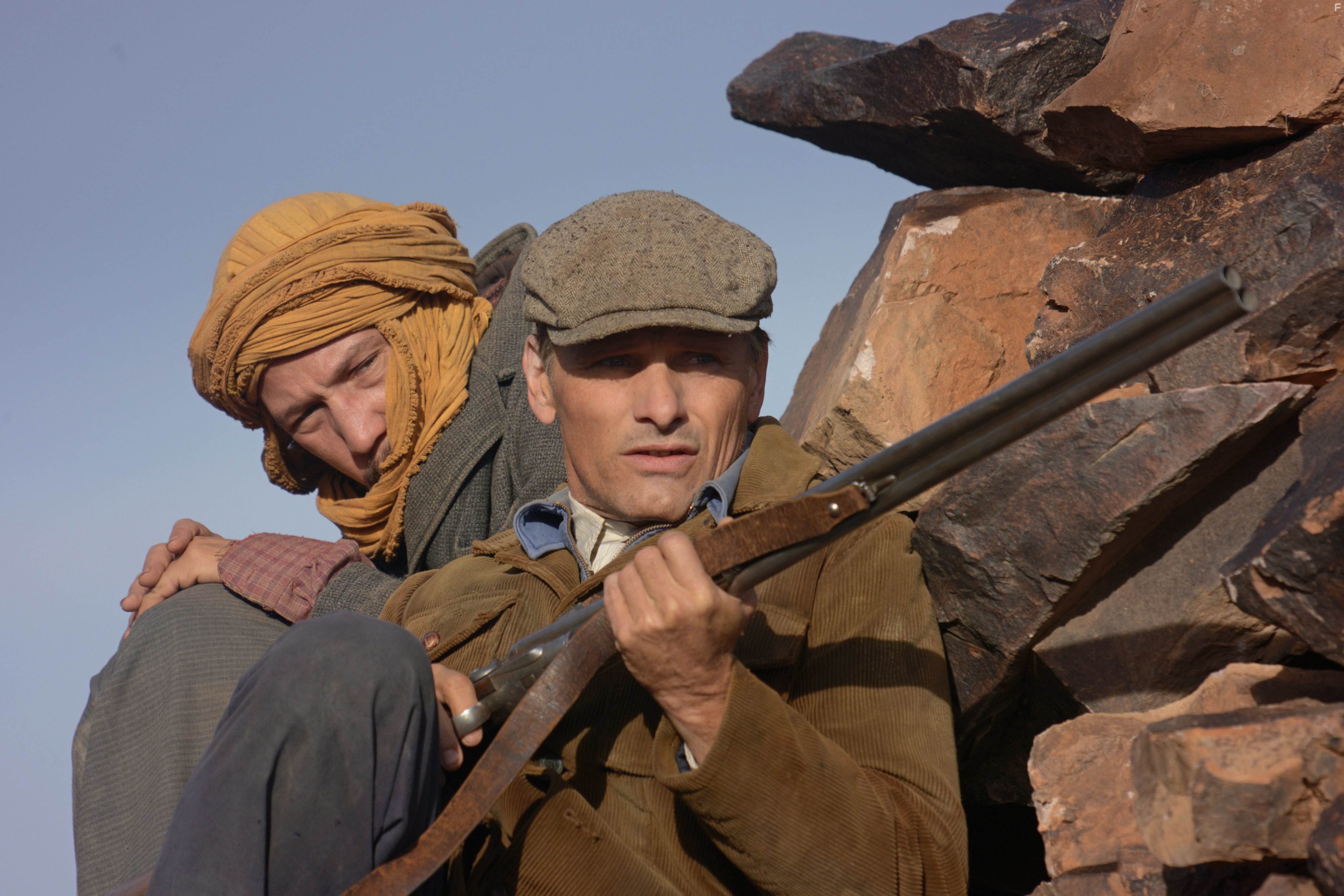 Viggo Mortensen and Reda Kateb in Вдалеке от людей (2014)