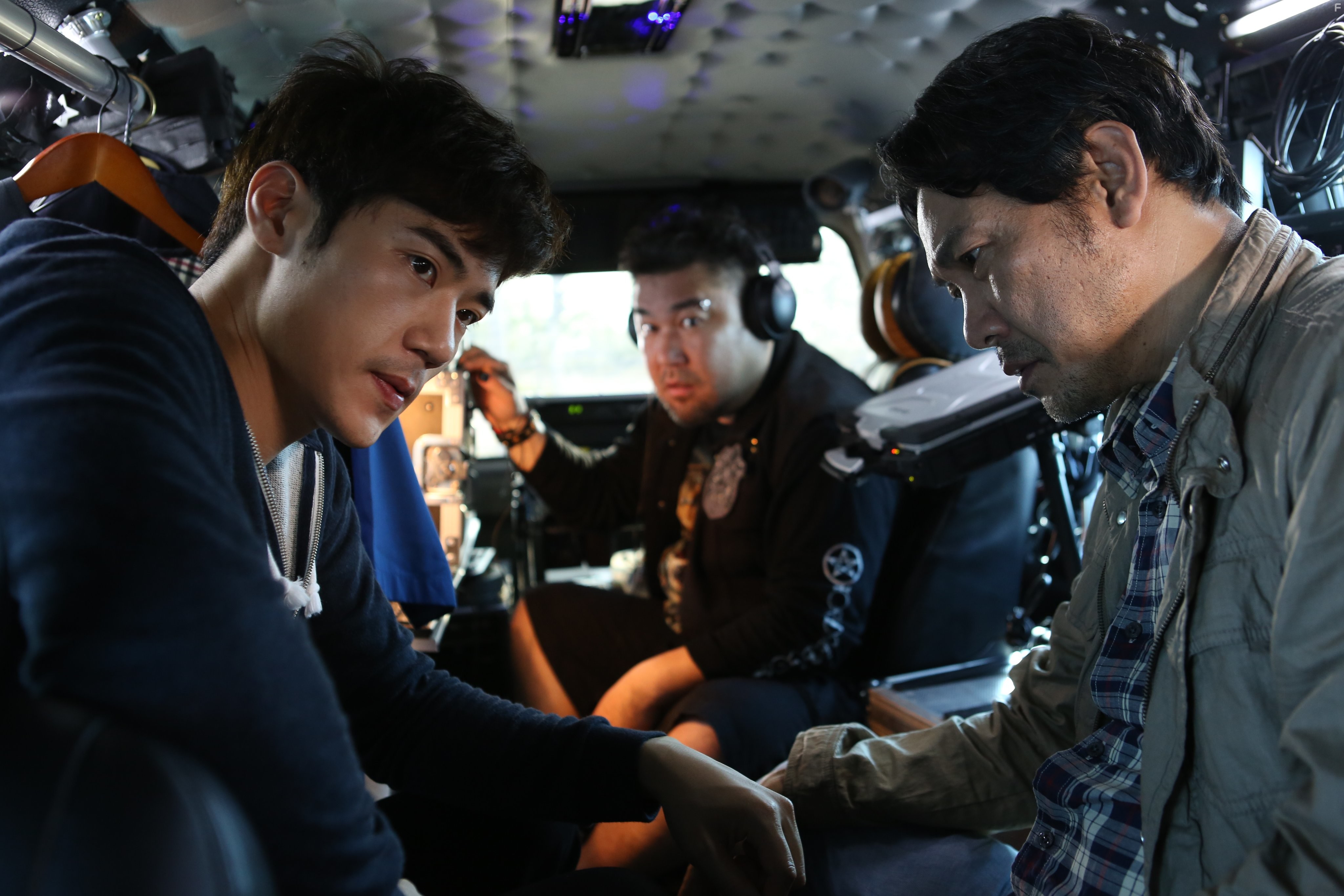 Jin-yeong Jeong, Kang-woo Kim, and Chang-Seok Ko in Jji-ra-si: Wi-heom-han So-moon (2014)