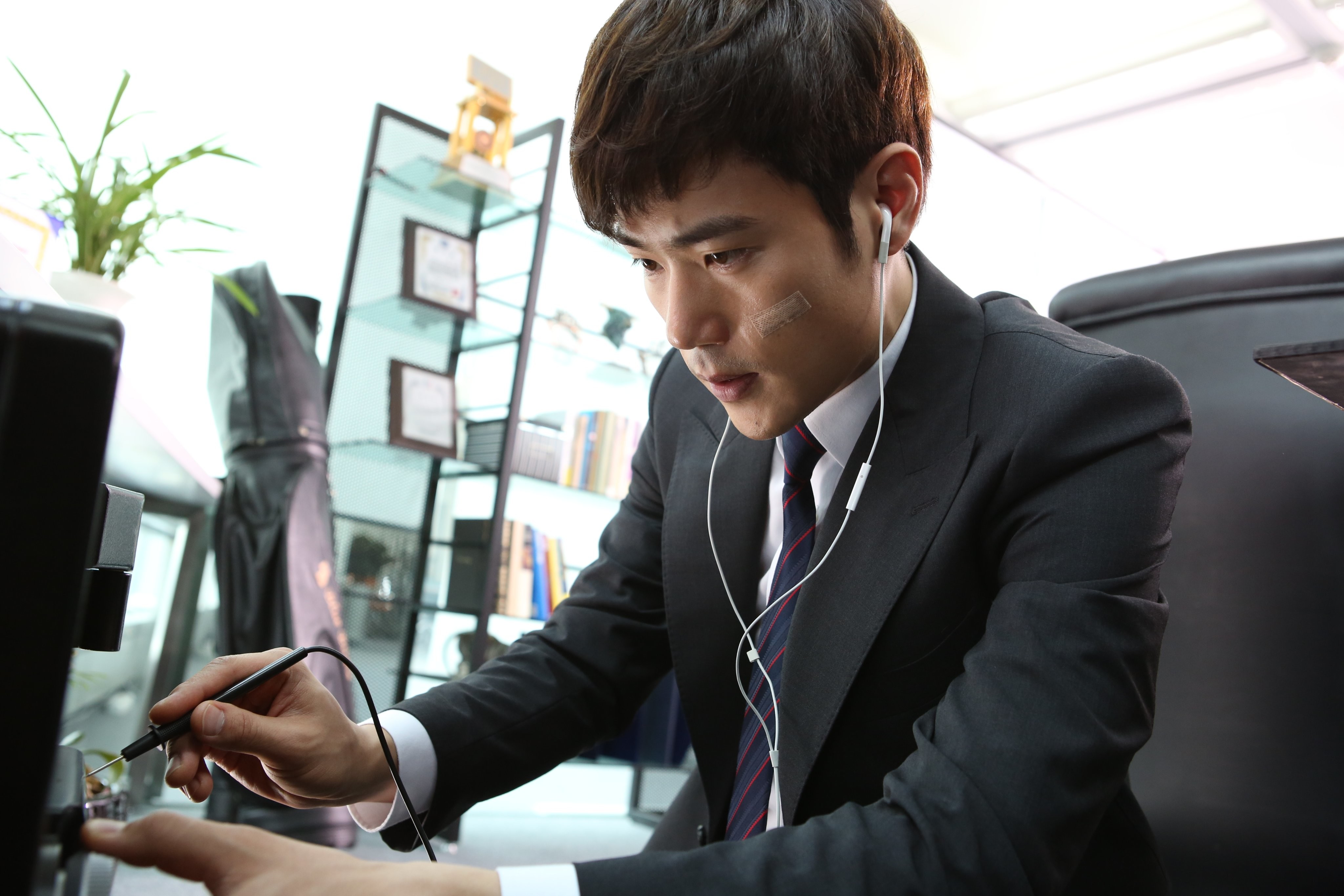 Kang-woo Kim in Jji-ra-si: Wi-heom-han So-moon (2014)