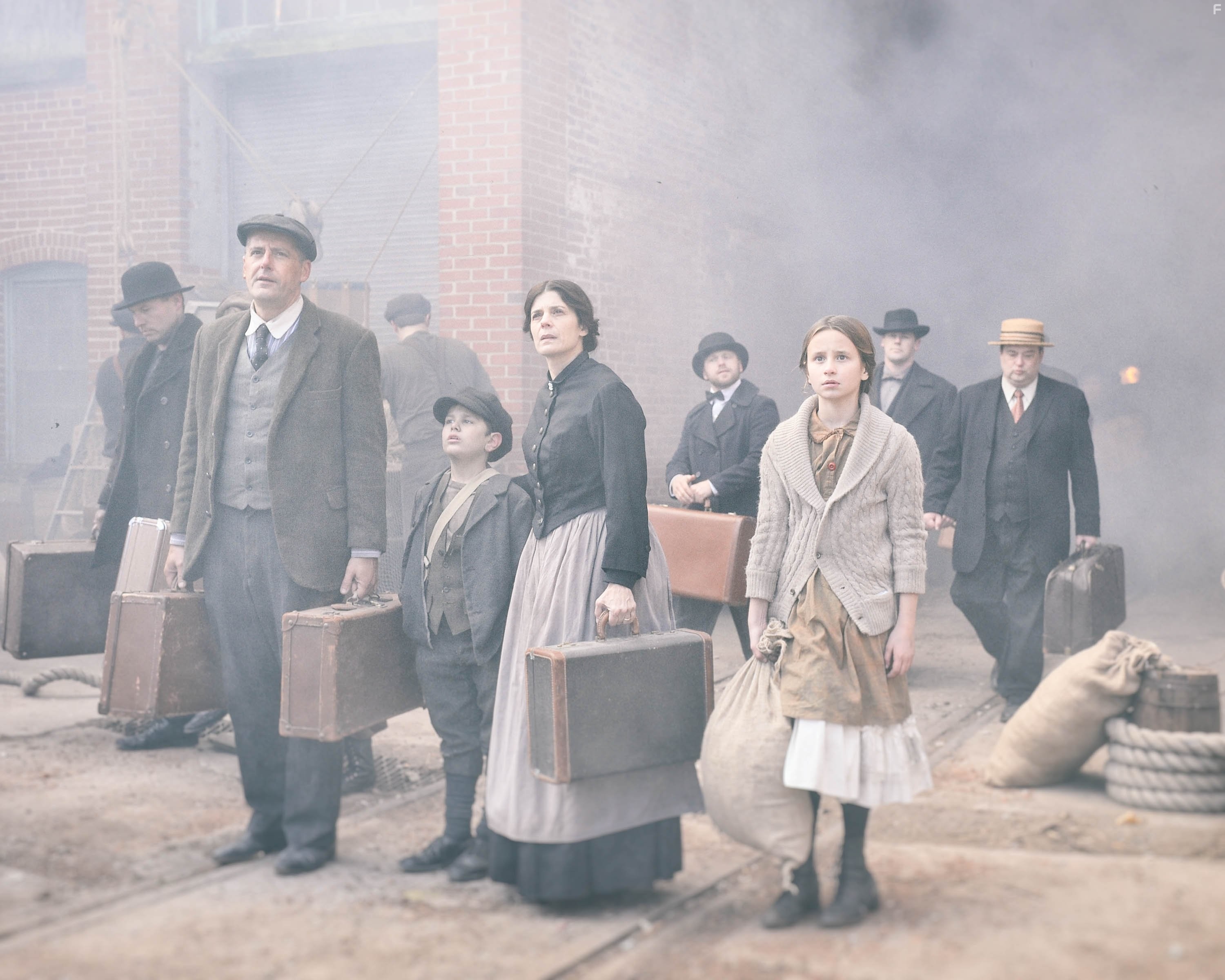 Catherine Nastasi, Carly Robell, and Tony Sharra in The Making of the Mob: New York (2015)