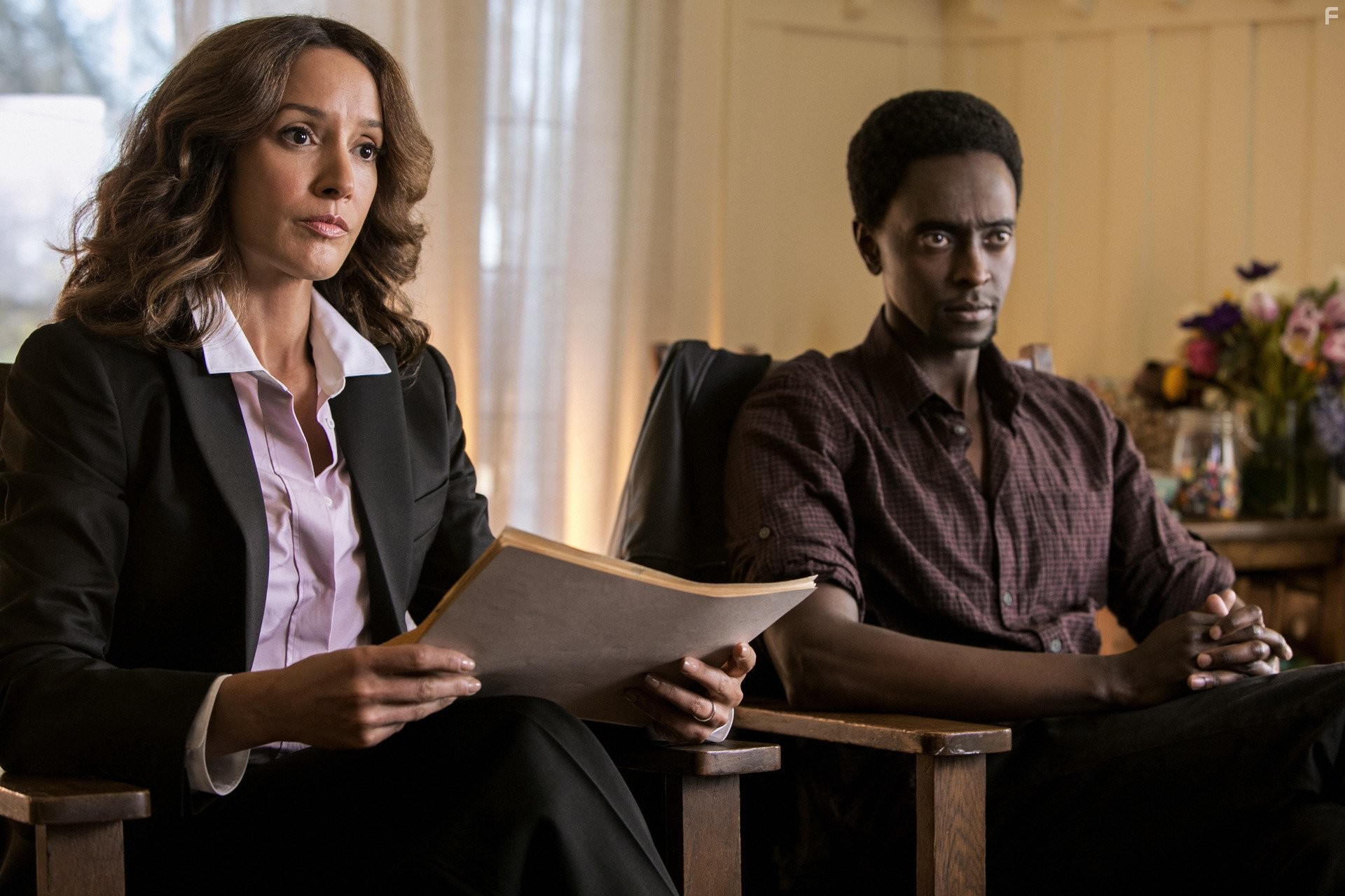 Jennifer Beals and Edi Gathegi in Доказательство (2015)