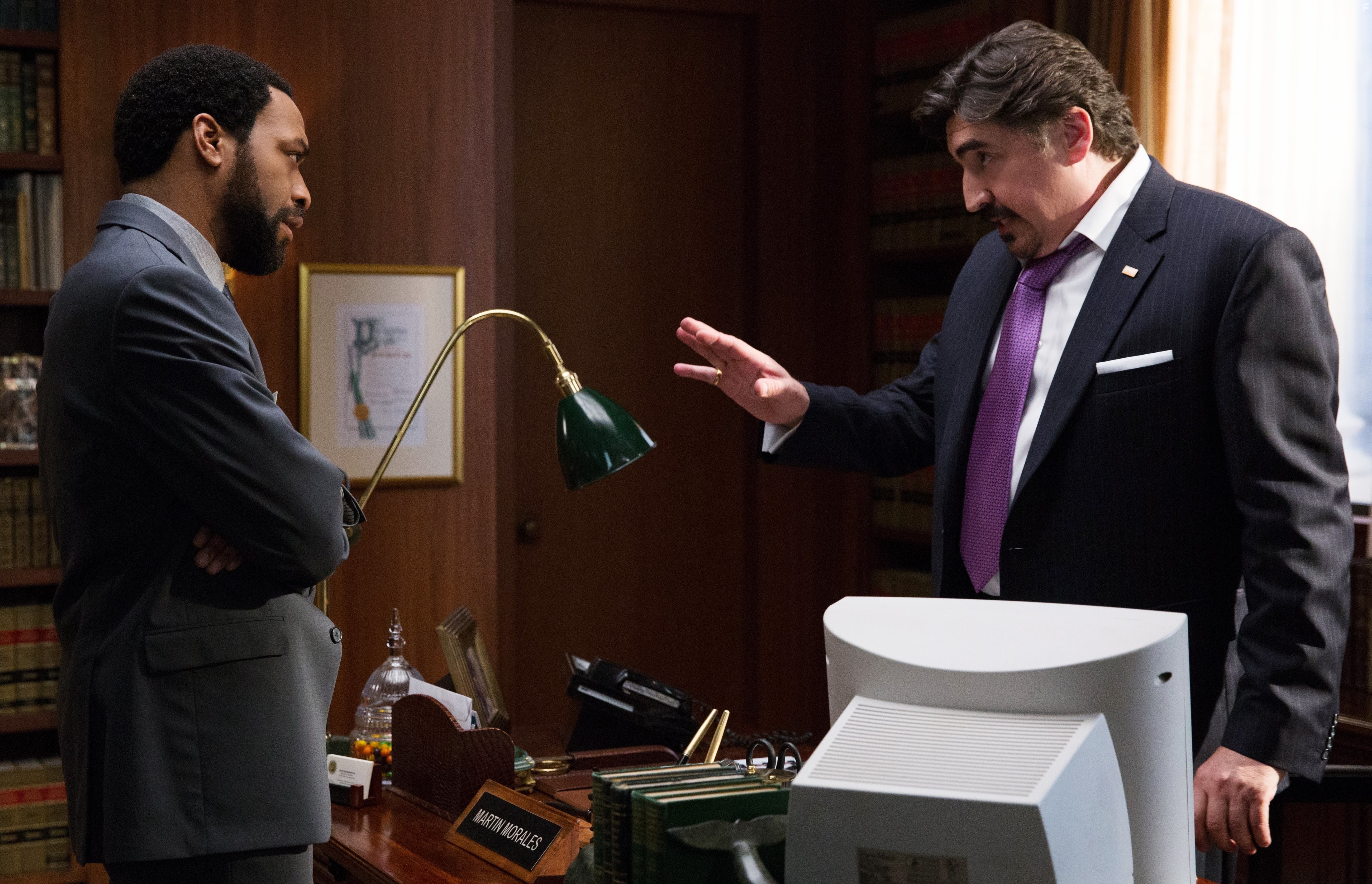 Alfred Molina and Chiwetel Ejiofor in Тайна в их глазах (2015)