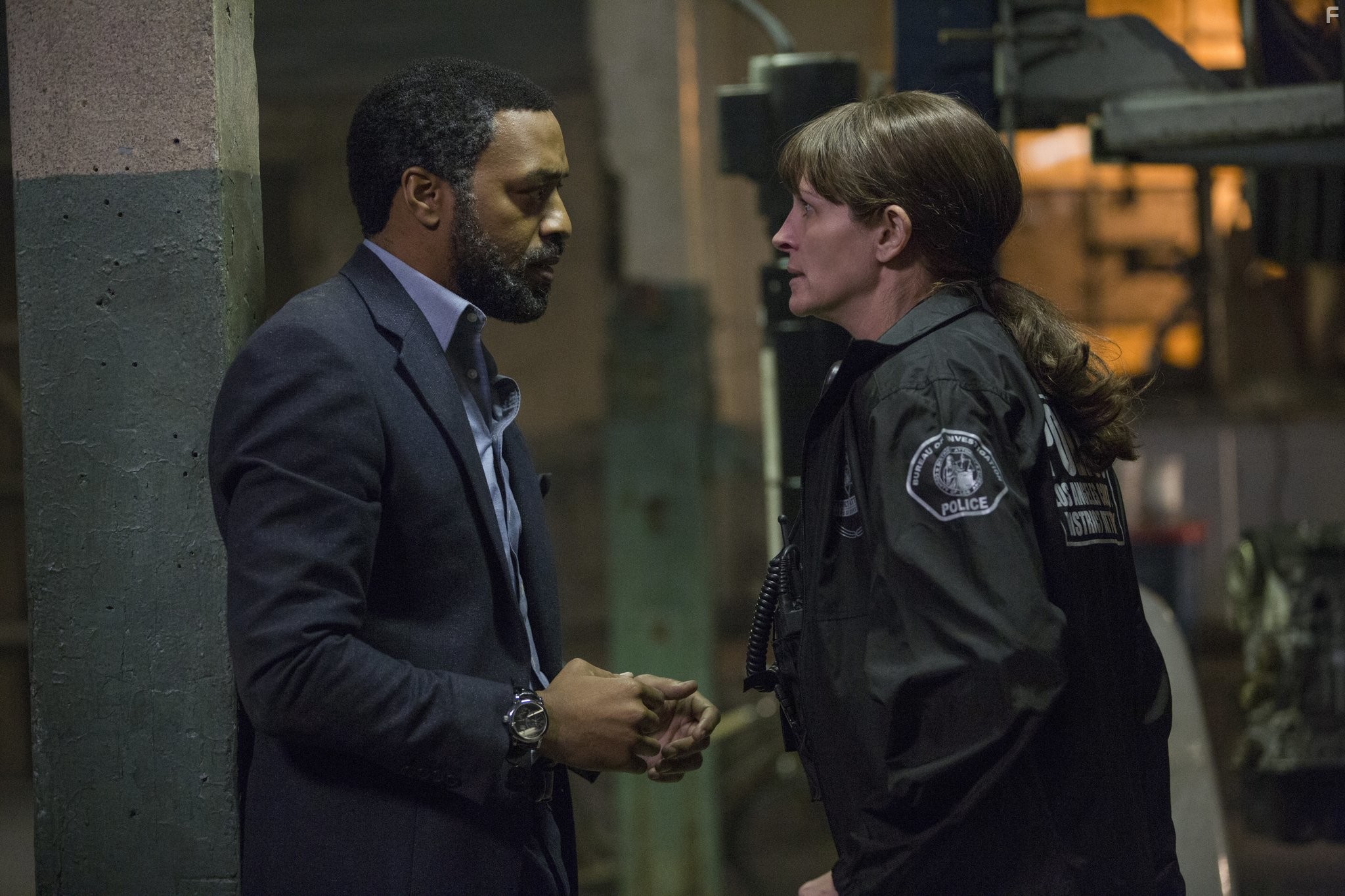 Julia Roberts and Chiwetel Ejiofor in Тайна в их глазах (2015)