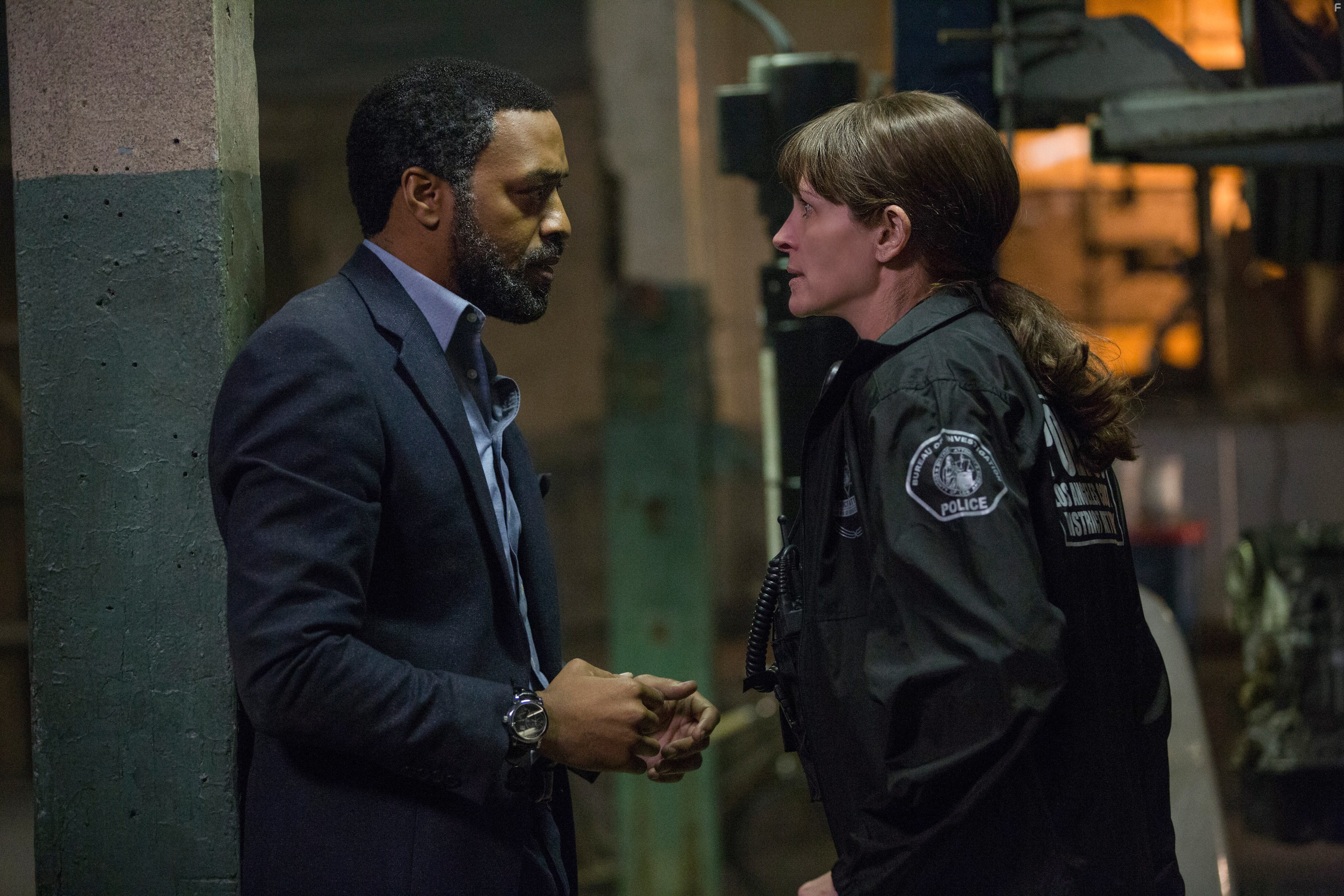 Julia Roberts and Chiwetel Ejiofor in Тайна в их глазах (2015)