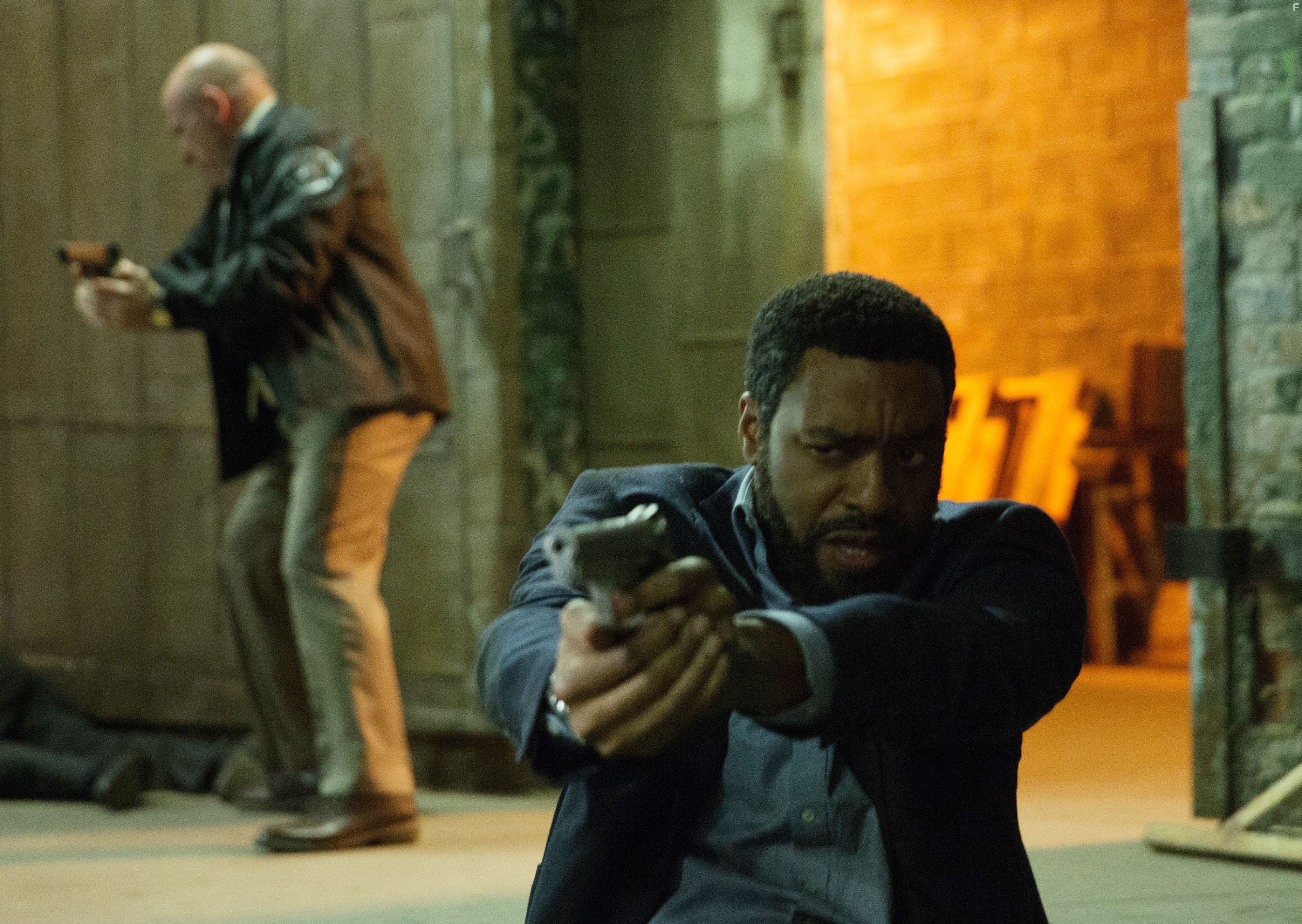 Chiwetel Ejiofor and Dean Norris in Тайна в их глазах (2015)