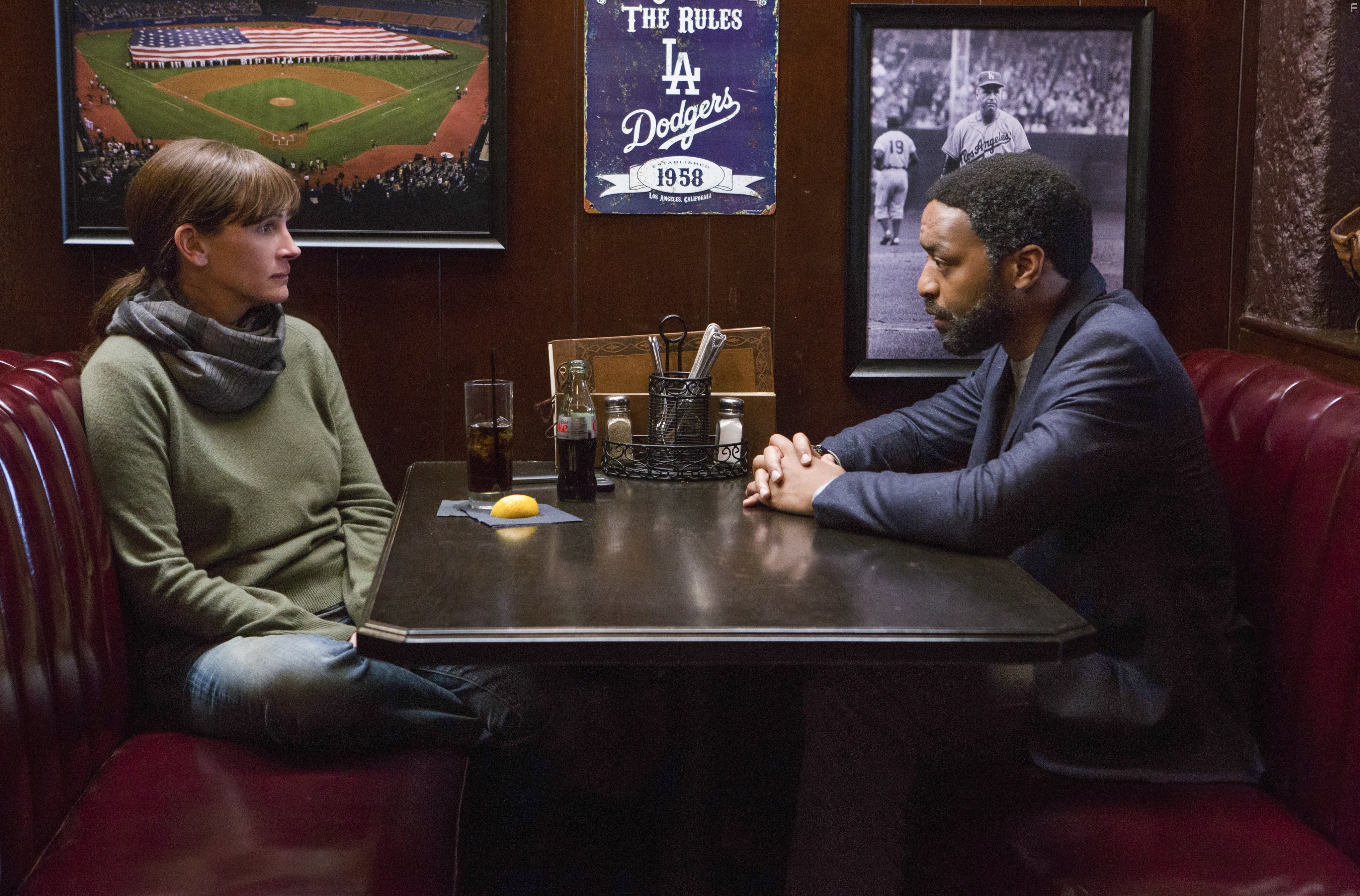 Julia Roberts and Chiwetel Ejiofor in Тайна в их глазах (2015)