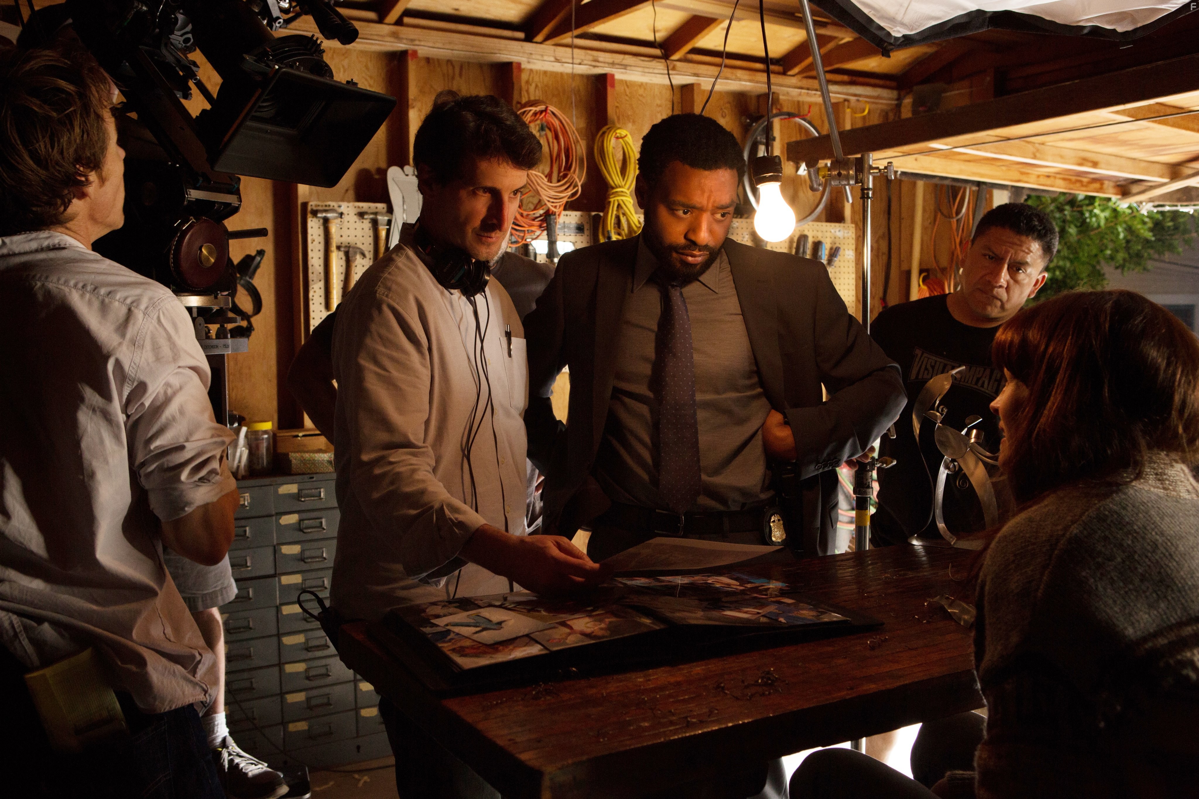 Julia Roberts and Chiwetel Ejiofor in Тайна в их глазах (2015)