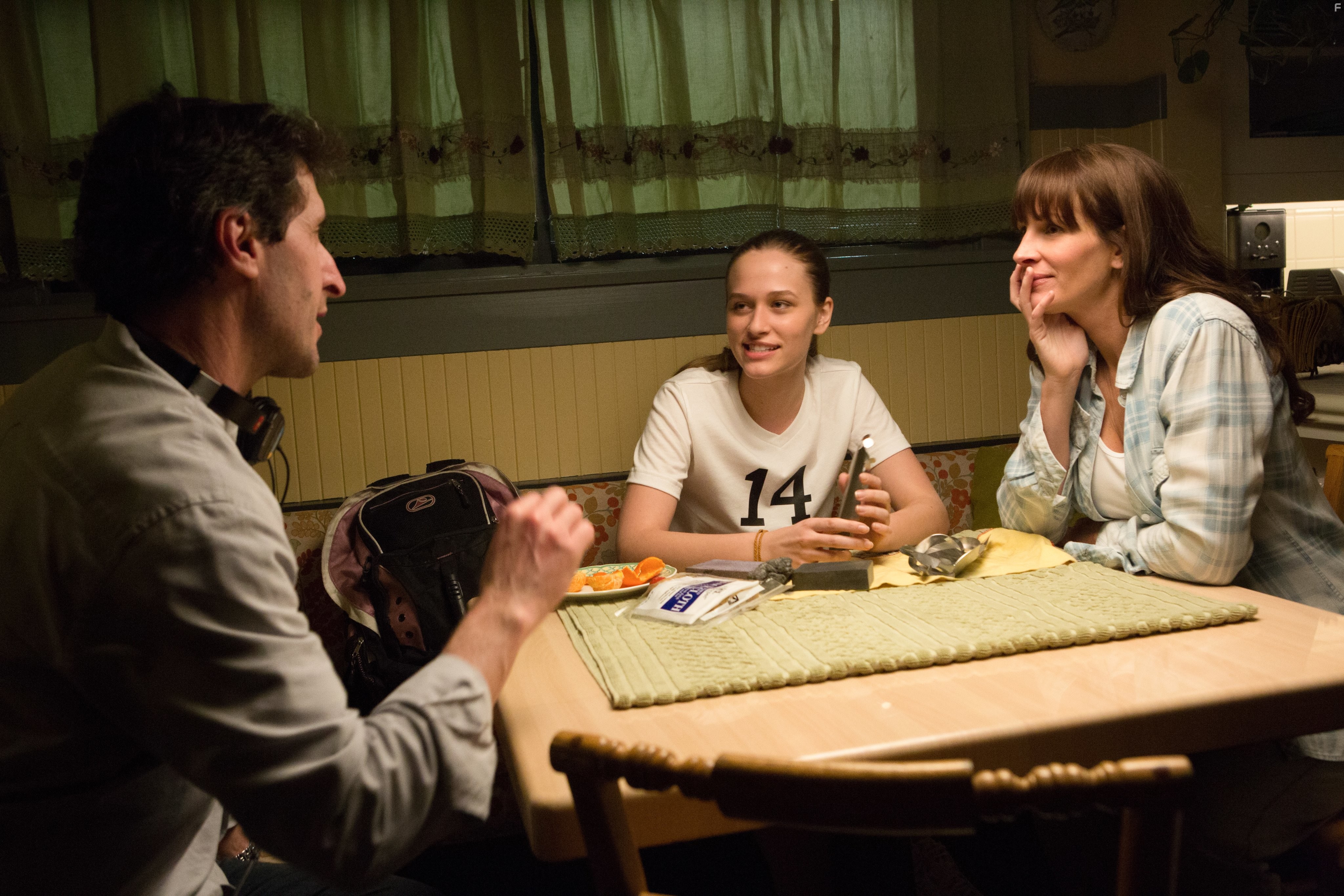 Julia Roberts and Zoe Graham in Тайна в их глазах (2015)